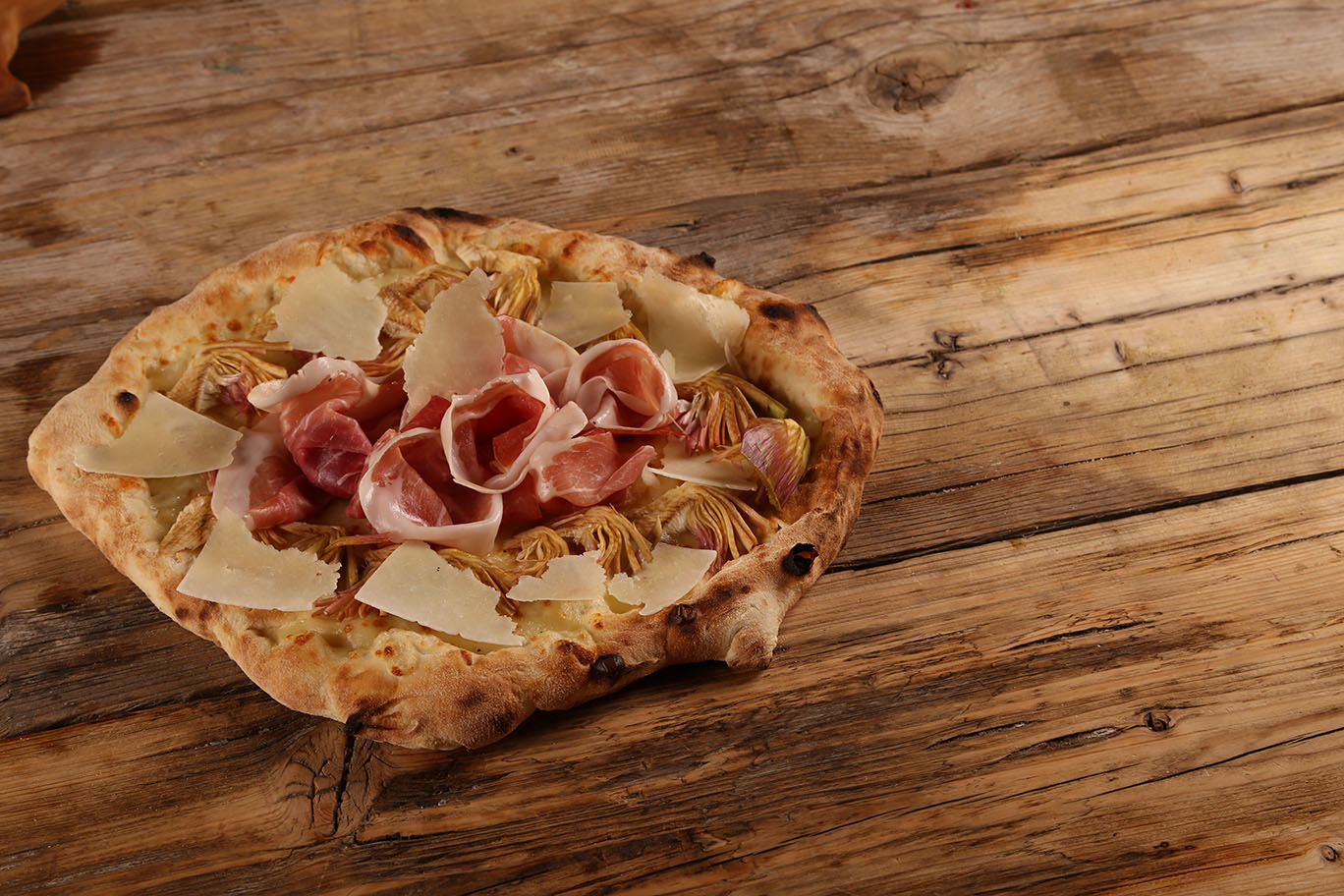 Pizza scamorza, carciofi e prosciutto Crudo San Pietro